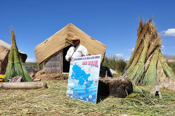 O 'presidente' da Ilha San Miguel, uma das mais de cem Islas Flotantes do lago Titicaca, nos ensina um pouco sobre a geografia do lago (perto de Puno, no Peru)